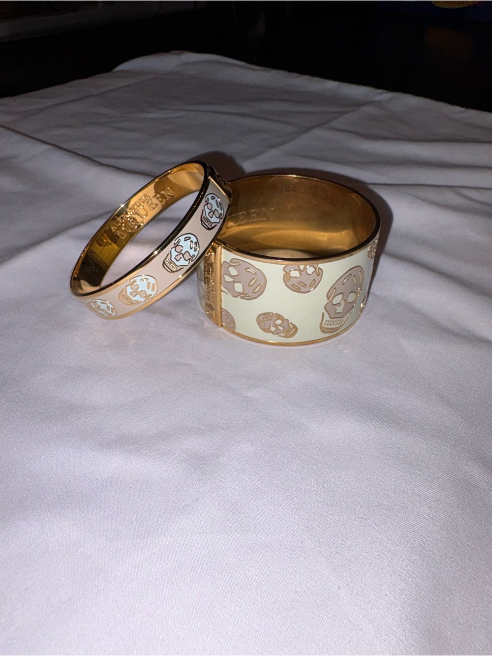 Alexander McQueen Cream and Gold Skull Enamel Bangle Set - Picture 9 of 11